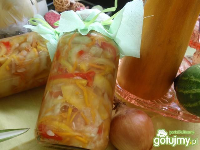 Sałatka cukiniowa z warzywami do słoika Sałatka cukiniowa z warzywami do słoika