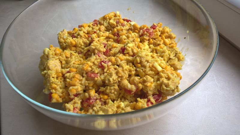 Sałatka curry z kurczakiem i ryżem Sałatka curry z kurczakiem i ryżem