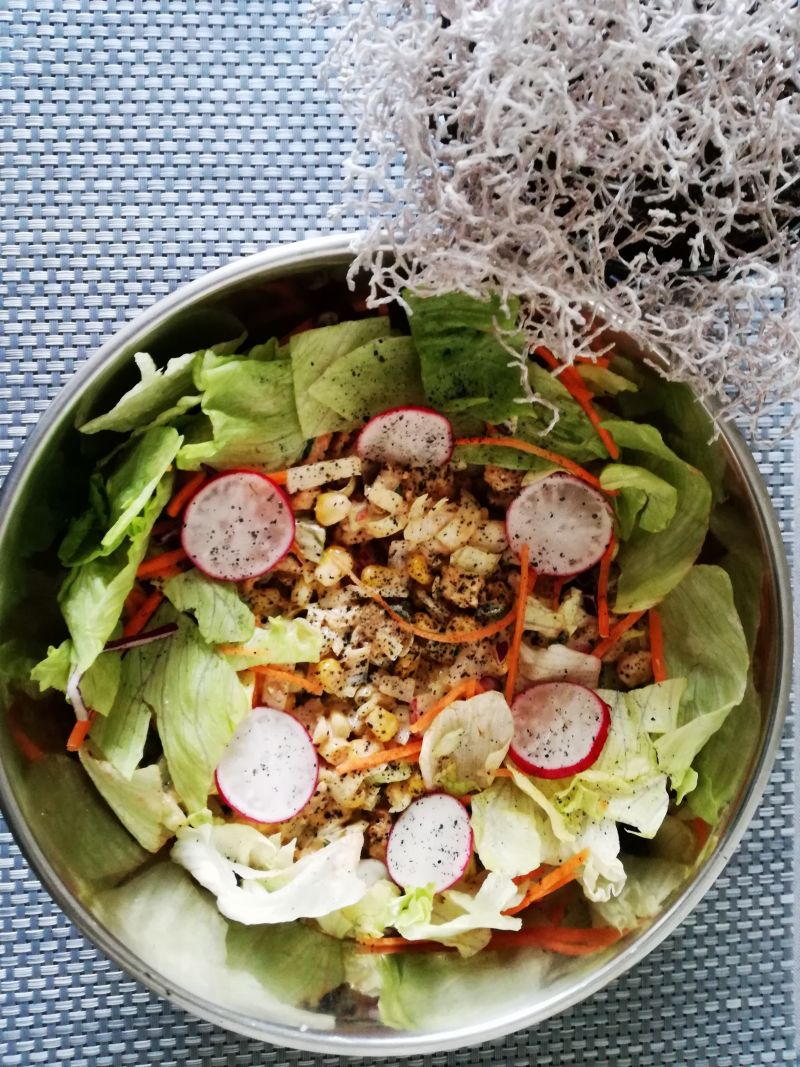 Sałatka curry z kurczakiem i rzodkiewką