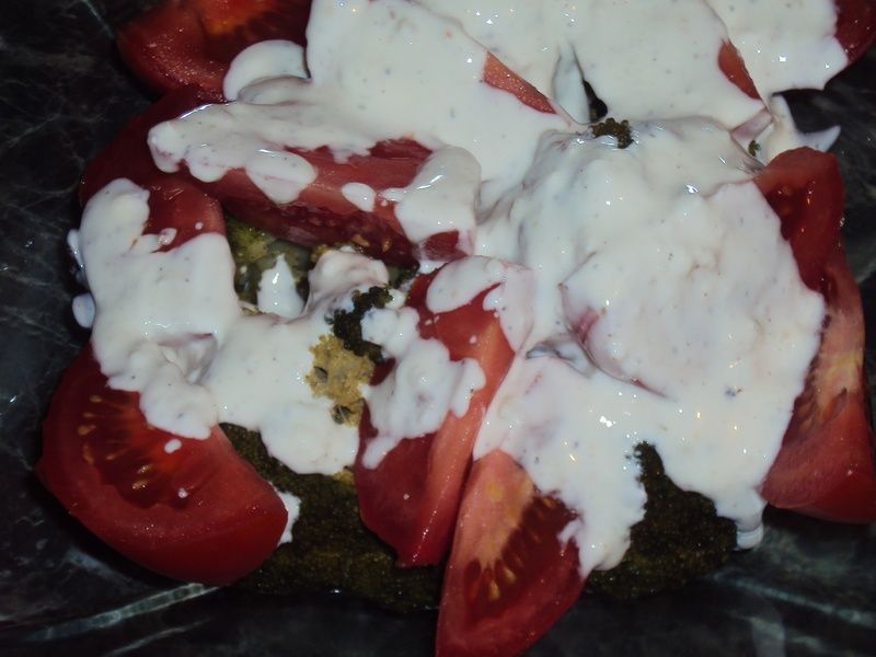 Sałatka czosnkowa z brokułem i pomidorem