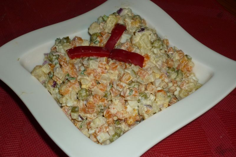 Sałatka czosnkowa z groszkiem i natką Sałatka czosnkowa z groszkiem i natką