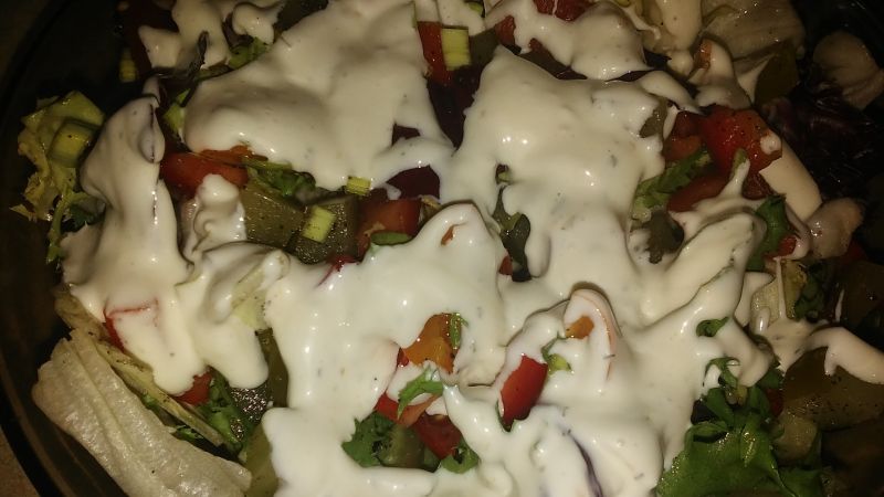 Sałatka do obiadu polana sosem czosnkowym Sałatka do obiadu polana sosem czosnkowym