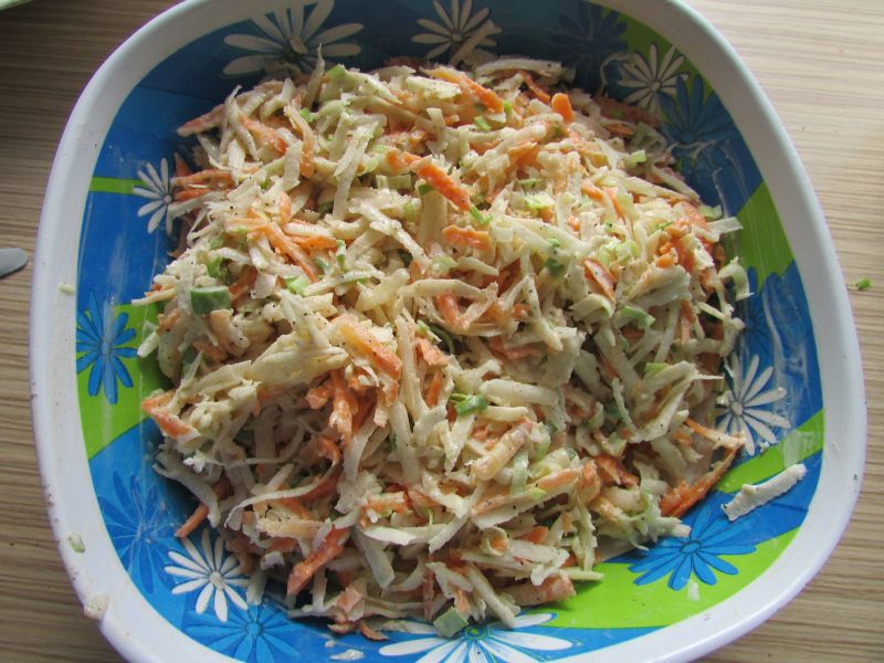 Sałatka do obiadu z jabłkiem i marchewką