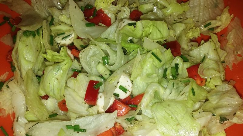 Sałatka do obiadu z mozzarellą