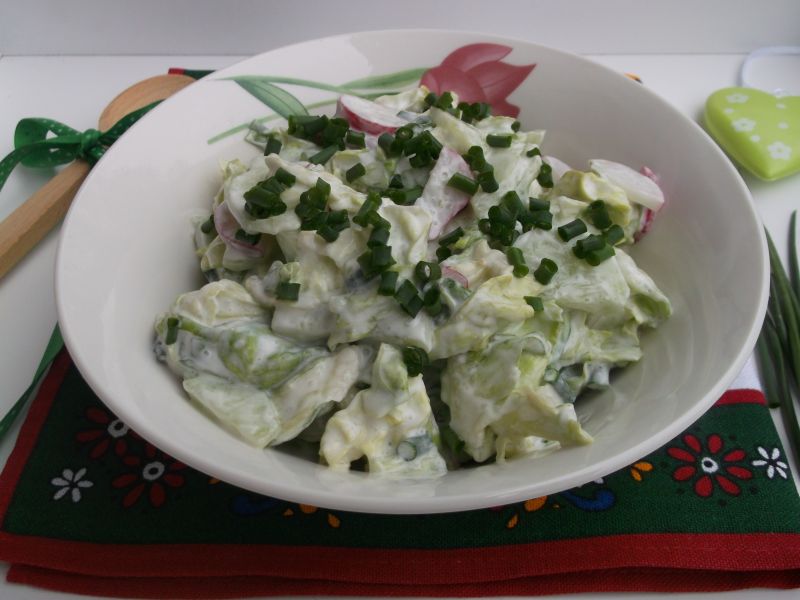 Sałatka do obiadu z ogórkiem i rzodkiewką
