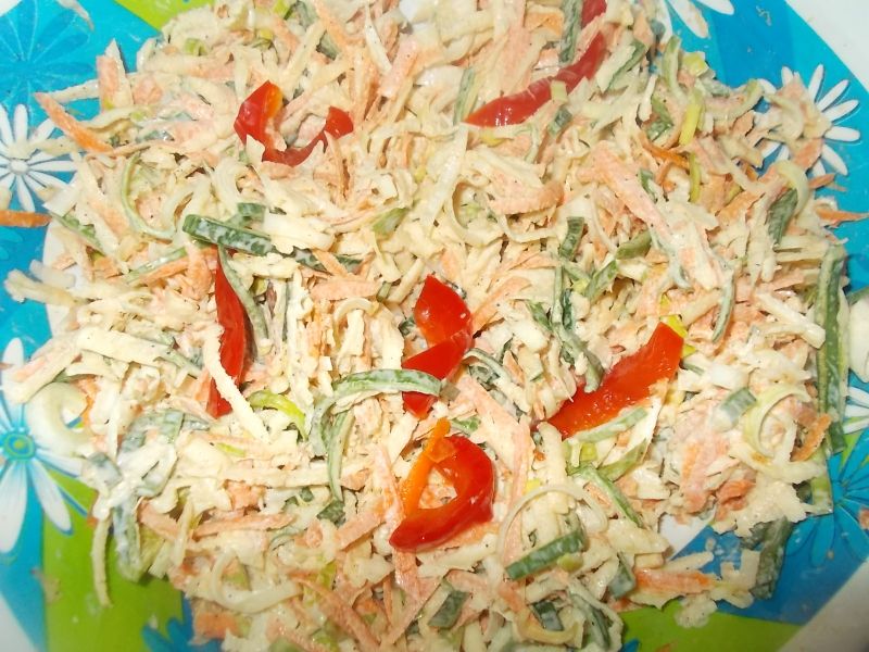 Sałatka do ziemniaków z pekińską, jabłkiem i porą  Sałatka do ziemniaków z pekińską, jabłkiem i porą