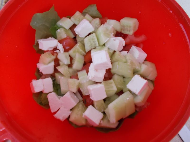 Sałatka do ziemniaków z warzywami i serem feta
