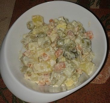 Sałatka domowa w delikatnym sosie