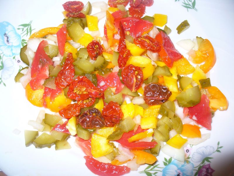 Salatka  doobiadu z pomidorem i ogórkiem kiszonym