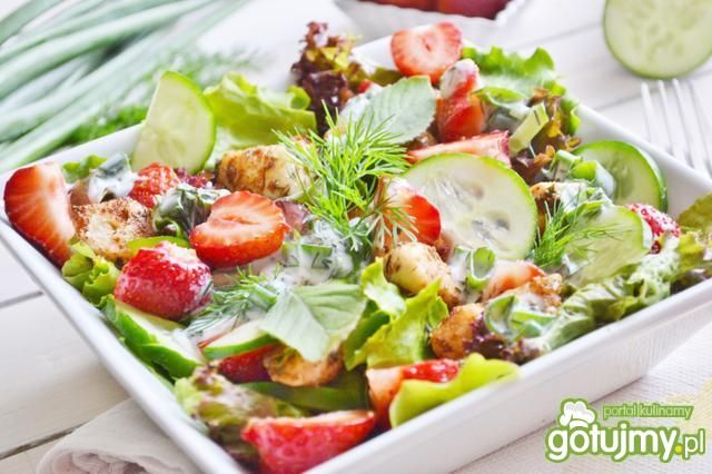 Sałatka drobiowa z truskawkami