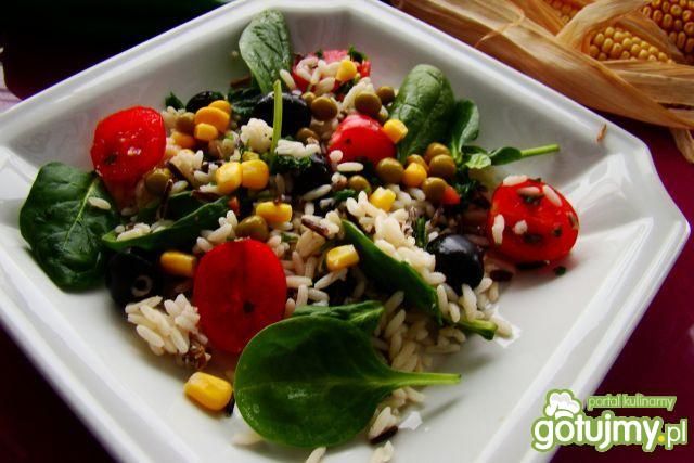Sałatka dwa ryże z szpinakiem 