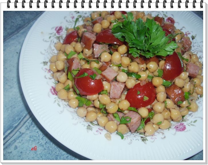 Sałatka Eli z ciecierzycy z pomidorkami i kiełbasą Sałatka Eli z ciecierzycy z pomidorkami i kiełbasą