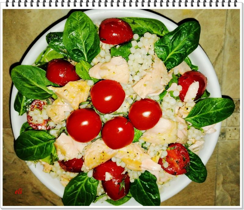 Sałatka Eli z kuskusem perłowym i łososiem