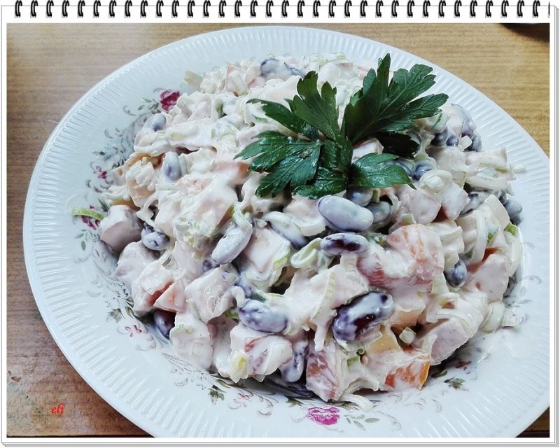 Sałatka Eli z wędzonym kurczakiem.