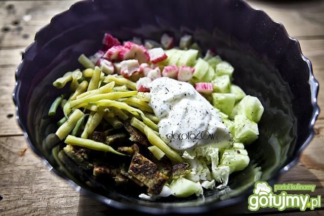 Sałatka fasolkowa z surimi