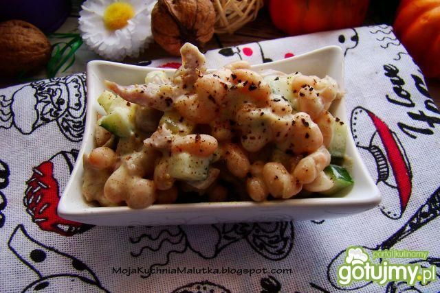 Sałatka fasolowa z kurczakiem 