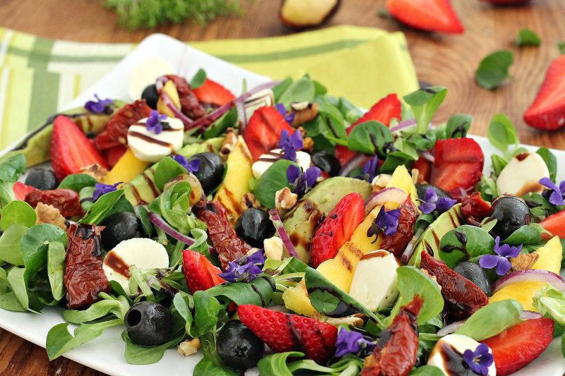 Sałatka fiołkowa z truskawkami