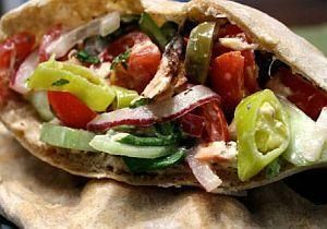 Sałatka francuska z wędzonym łososiem Sałatka francuska z wędzonym łososiem