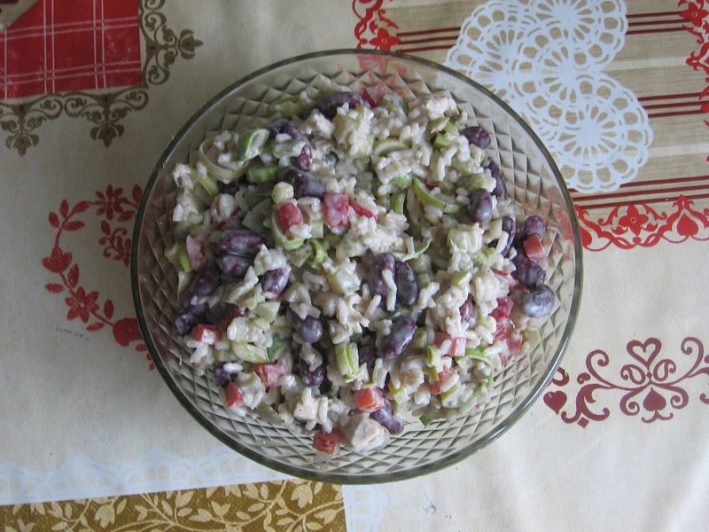 Sałatka gotowanym kurczakiem, ryżemi porem