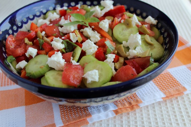 Sałatka grecka z bazylią cytrynową Sałatka grecka z bazylią cytrynową