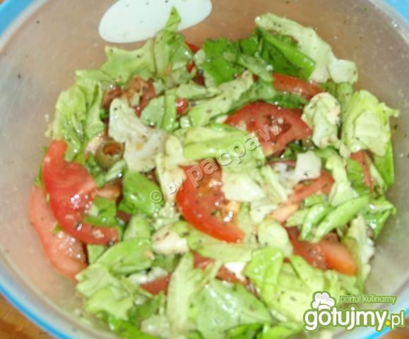 Sałatka grecka z mozarellą  Sałatka grecka z mozarellą