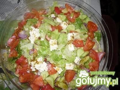 Sałatka grecka z serem Feta, pomidorem.