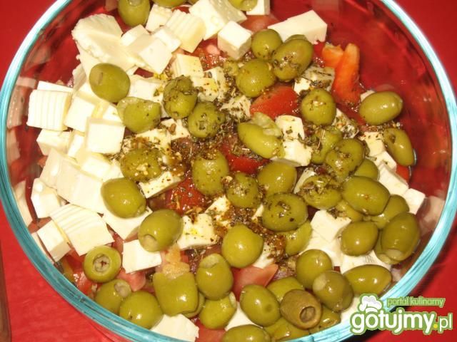 Sałatka grecka z zielonymi oliwkami