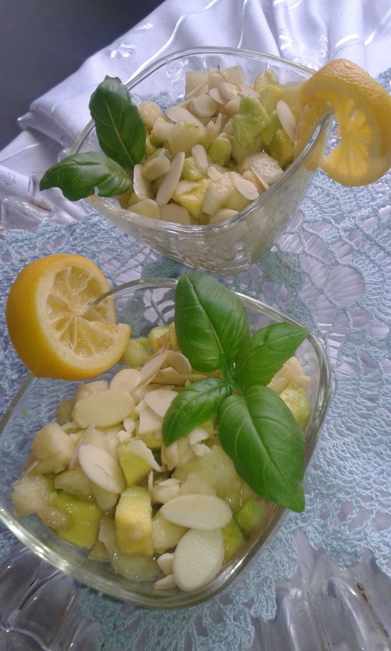 Sałatka gruszka z awokado z płatkami migdałów. Sałatka gruszka z awokado z płatkami migdałów.