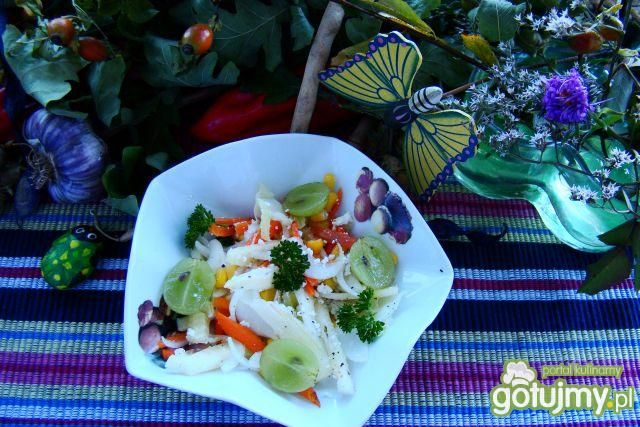 Sałatka gruszkowo-winogronowa z serem 