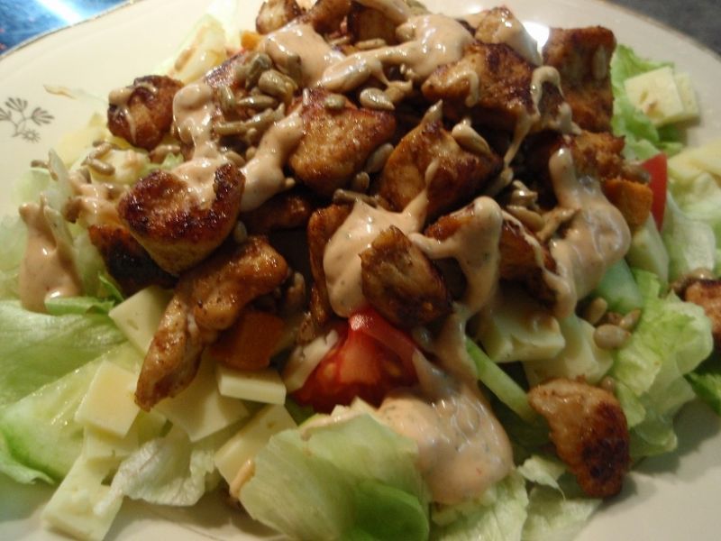 Sałatka gyros kładziony na talerzu