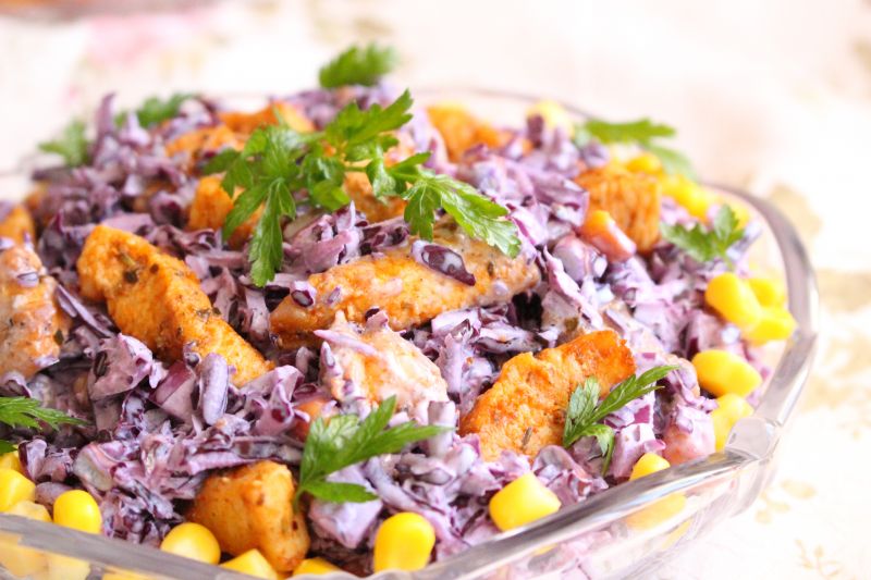 Sałatka gyros z czerwonej kapusty