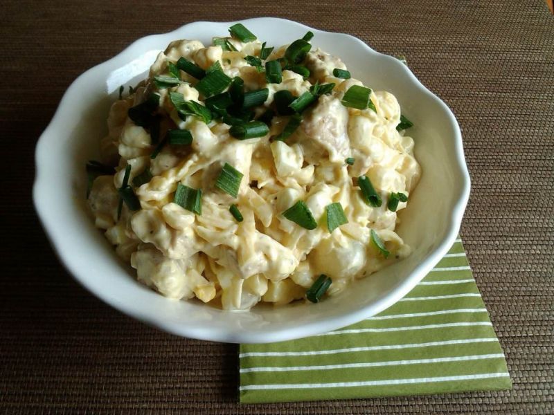 Sałatka gyros z serem, cebulkam i sosem chrzanowym