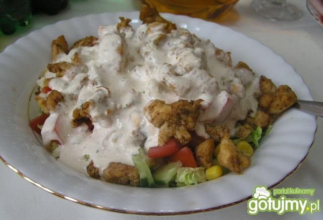 Sałatka gyrosowa podana warstwami