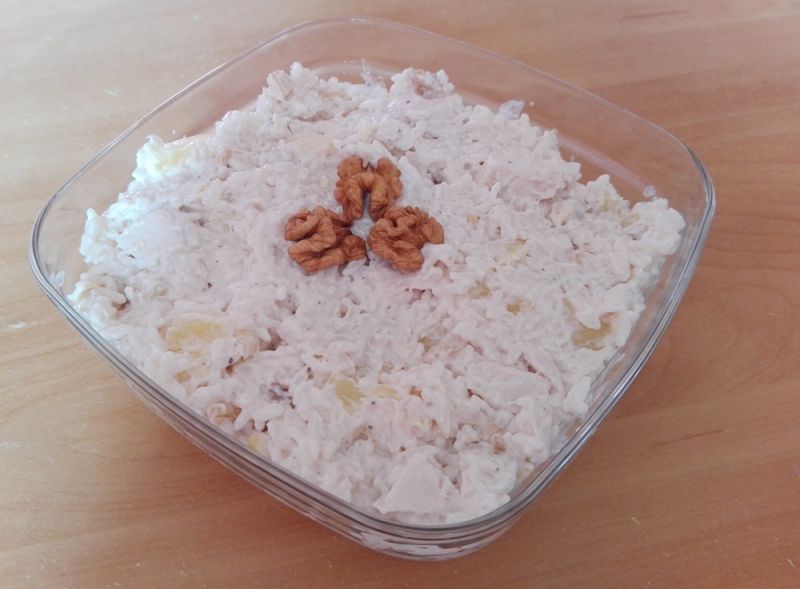 Sałatka hawajka z kurczakiem i ananasem.