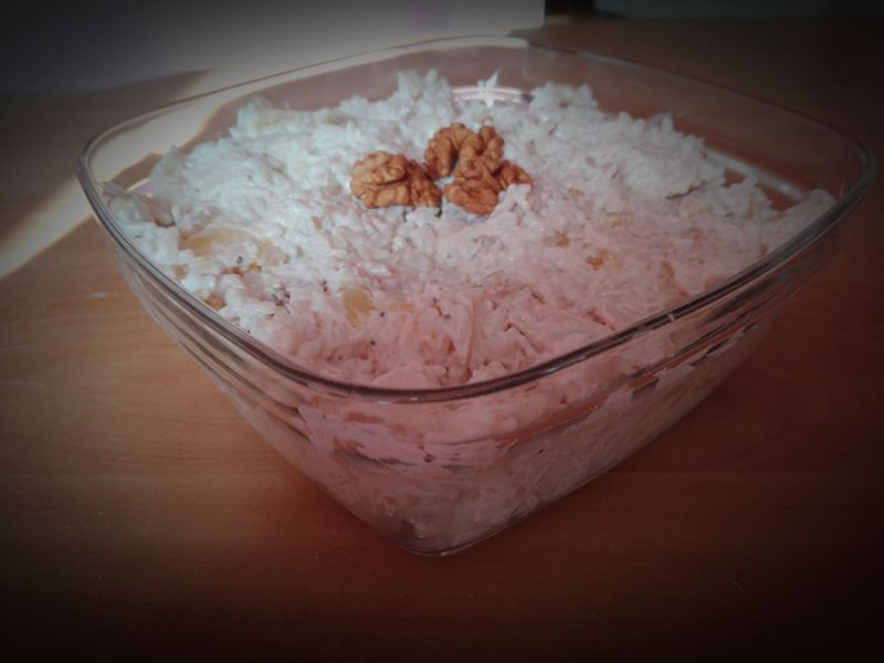 Sałatka hawajka z kurczakiem i ananasem.