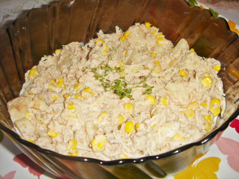 Sałatka hawajska z tuńczykiem