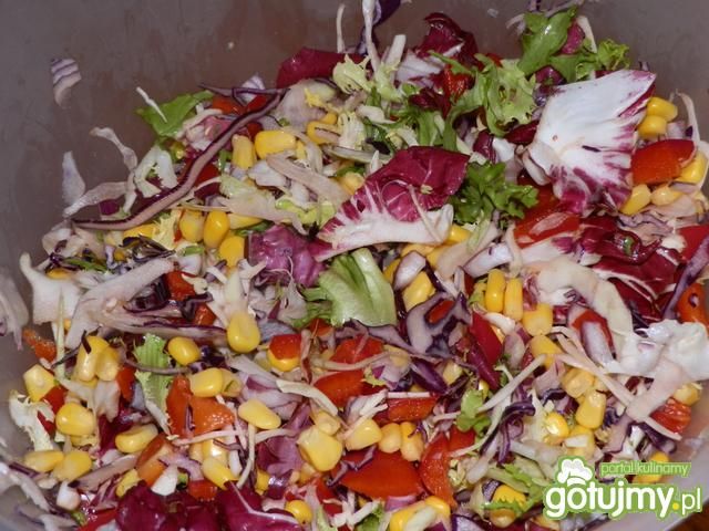 Sałatka interesująco kolorowa. Sałatka interesująco kolorowa.