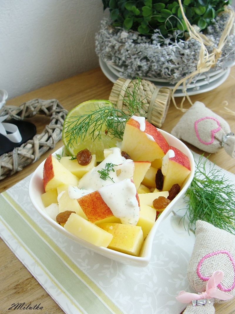 Sałatka jabłkowo-serowa z rodzynkami Sałatka jabłkowo-serowa z rodzynkami