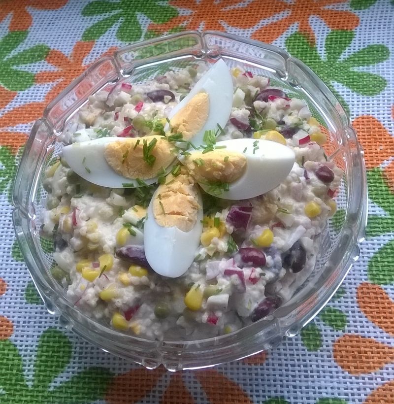 Sałatka jaglana z jajkami i warzywami