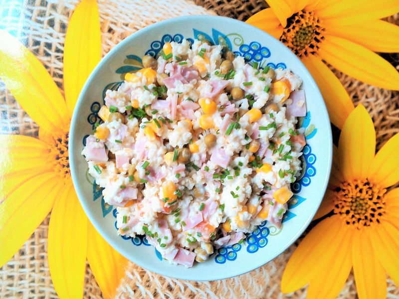 Sałatka jaglana z wędliną, marchewką, kukurydzą  Sałatka jaglana z wędliną, marchewką, kukurydzą