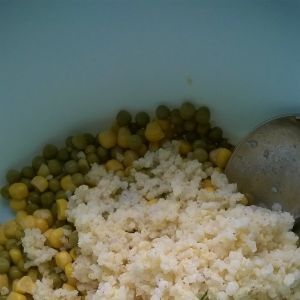 Sałatka jaglana z wędliną, marchewką, kukurydzą 