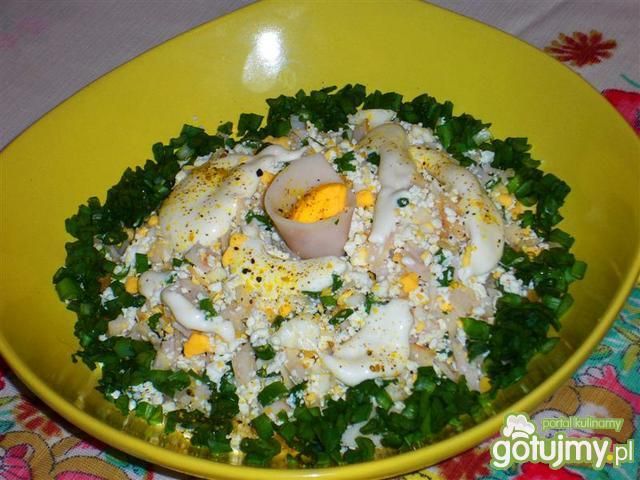 Sałatka jajeczna z białym serem i szynką