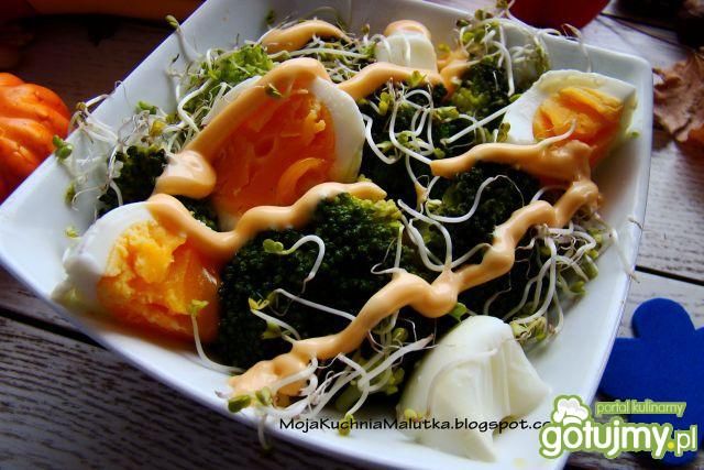 Sałatka jajeczna z brokułem i sosem 