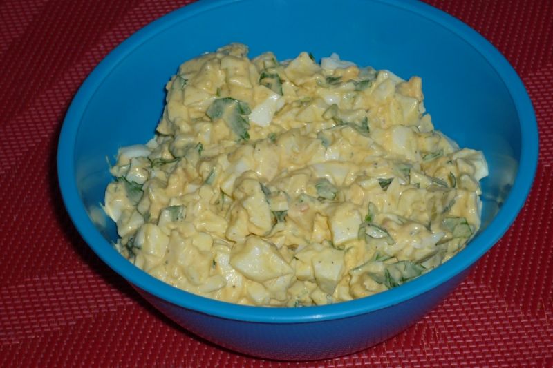 Sałatka jajeczna z cebulką i natką pietruszki Sałatka jajeczna z cebulką i natką pietruszki