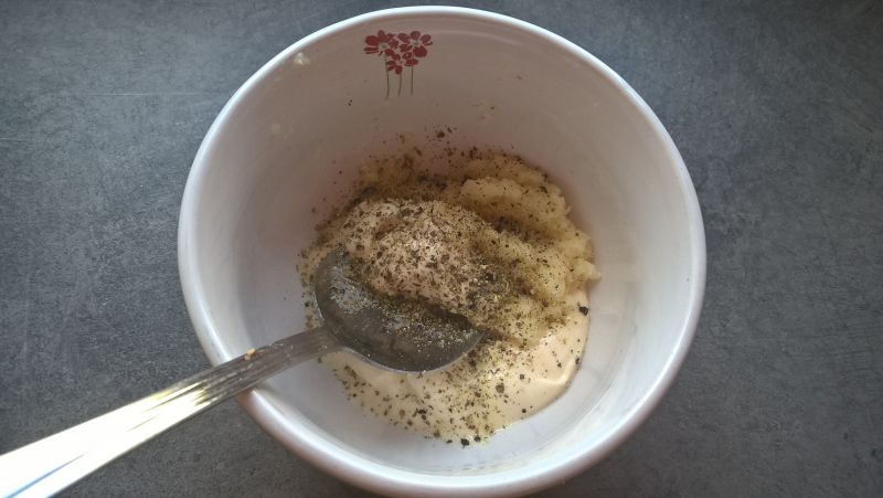 Sałatka jajeczna z kaparami i chrzanem
