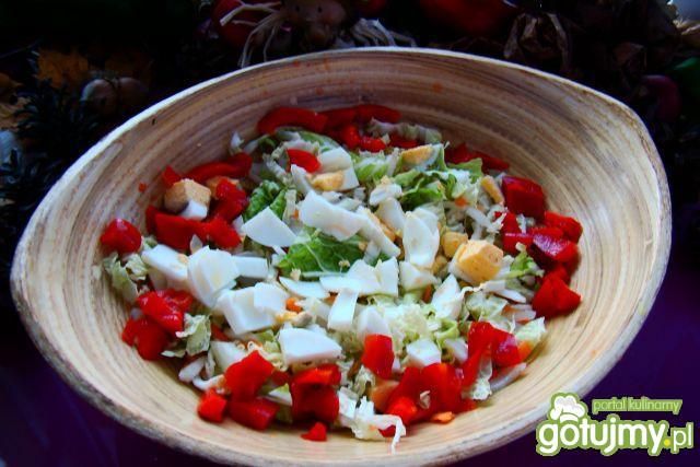 Sałatka jajeczna  z kapustą i czosnkiem 