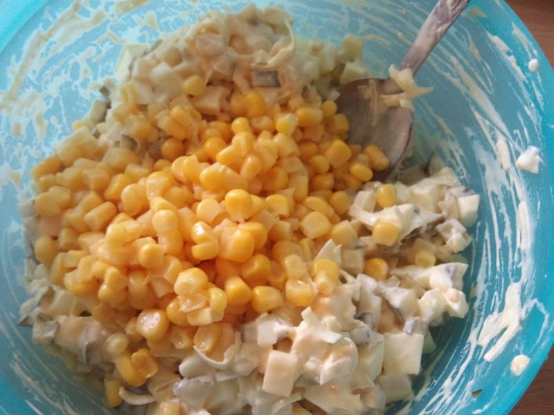 Sałatka jajeczna z kukurydzą
