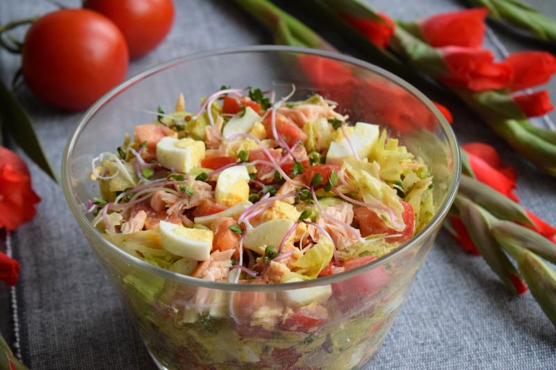 Sałatka jajeczna z łososiem, pomidorem i kiełkami