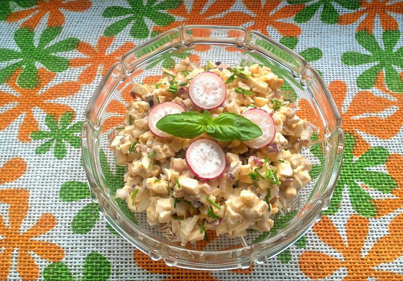 Sałatka jajeczna z mozzarellą i rzodkiewką