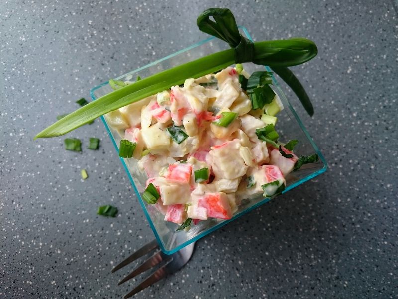 Sałatka jajeczna z paluszkami surimi